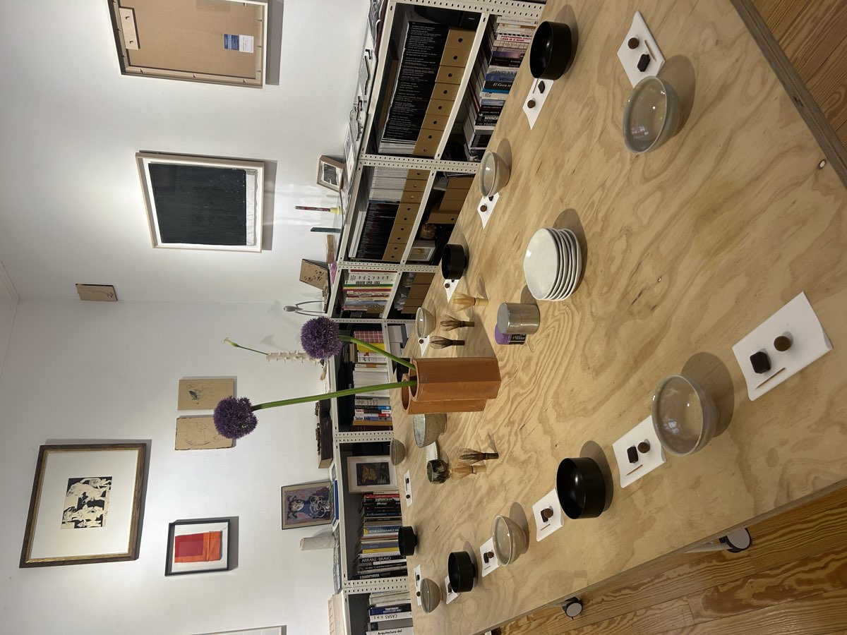 茶碗が並ぶ茶会の卓