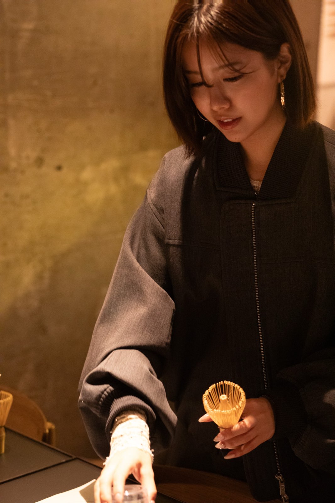 米田静玖 — 茶筅を手に